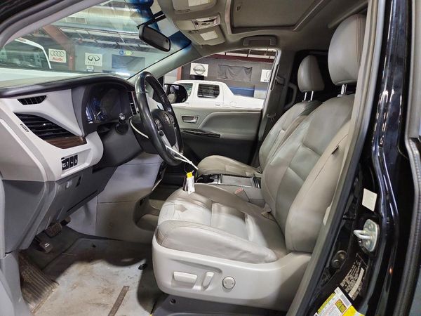2015 TOYOTA SIENNA — DENT