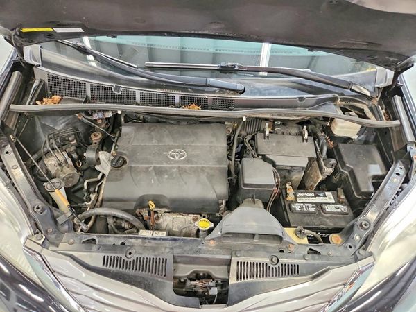 2015 TOYOTA SIENNA — Engine bay