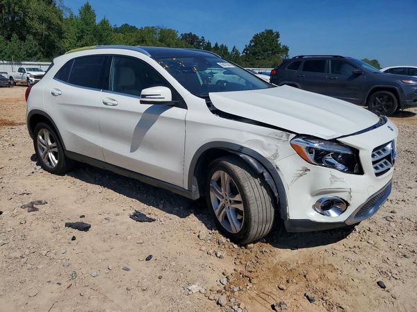 2018 MERCEDES-BENZ GLA — Passenger 3/4
