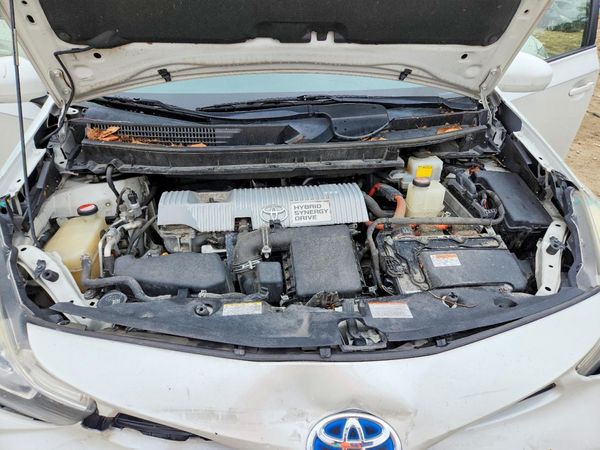 2016 TOYOTA PRIUS — Engine bay