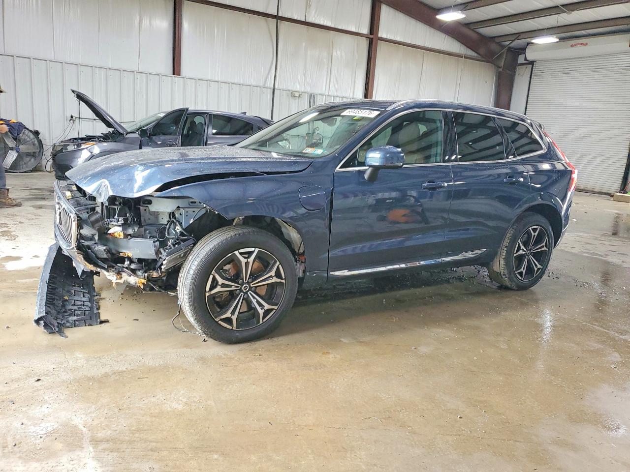2022 VOLVO XC60 — Front 3/4