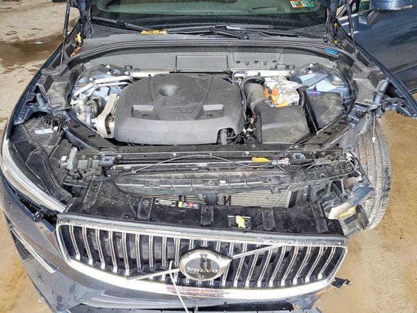 2022 VOLVO XC60 — Engine bay