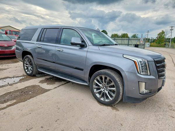 2020 CADILLAC ESCALADE ESV Luxury — Passenger 3/4