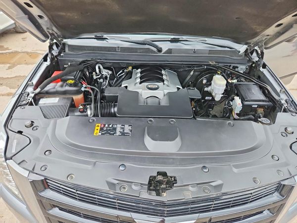 2020 CADILLAC ESCALADE ESV Luxury — Engine bay