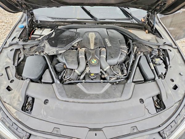 2018 BMW 7 SERIES xDrive — Engine bay