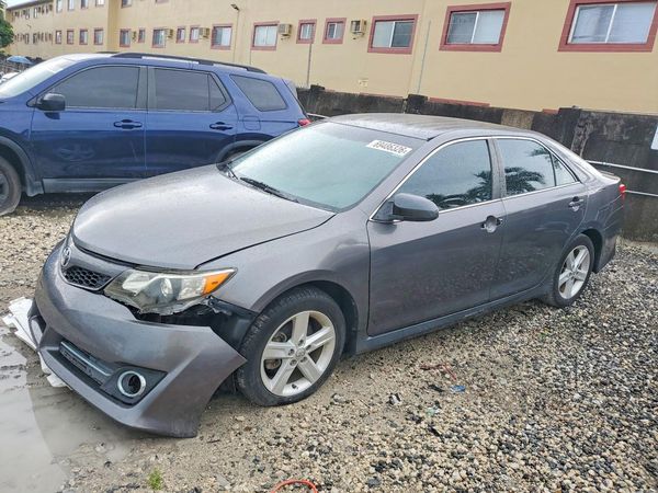 2014 TOYOTA CAMRY — Front 3/4