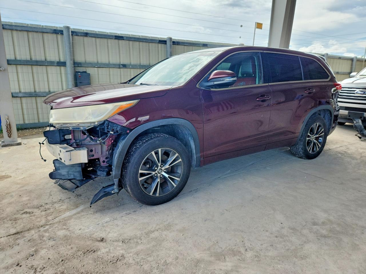 2018 TOYOTA HIGHLANDER LE — Front 3/4