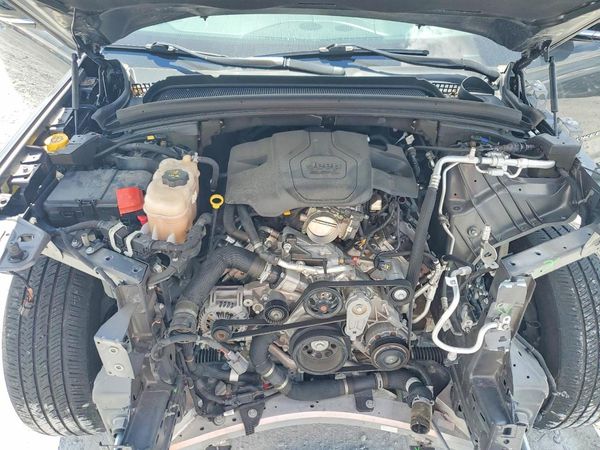 2021 JEEP GRAND CHEROKEE — Engine bay