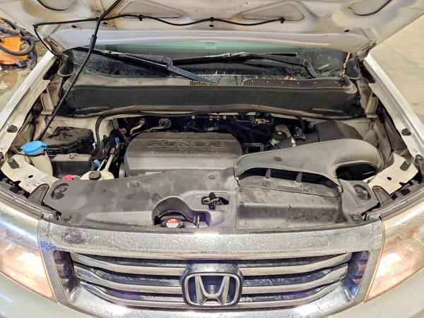 2012 HONDA PILOT EXL-N — Engine bay