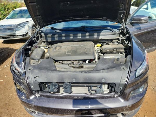 2017 JEEP CHEROKEE — Engine bay
