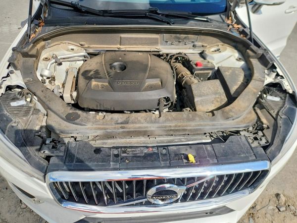 2019 VOLVO XC60 — Engine bay