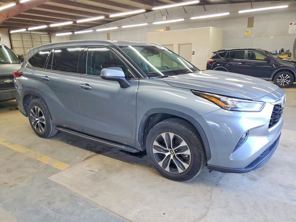 2020 TOYOTA HIGHLANDER XLE Nav — Passenger 3/4