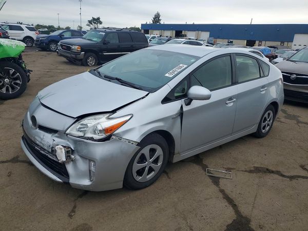2015 TOYOTA PRIUS — Front 3/4