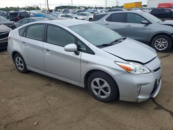 2015 TOYOTA PRIUS — Passenger 3/4