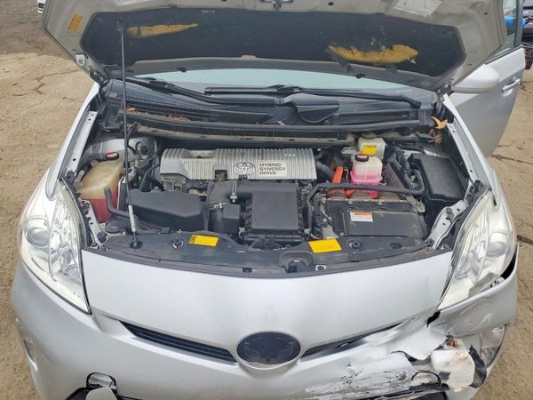2015 TOYOTA PRIUS — Engine bay