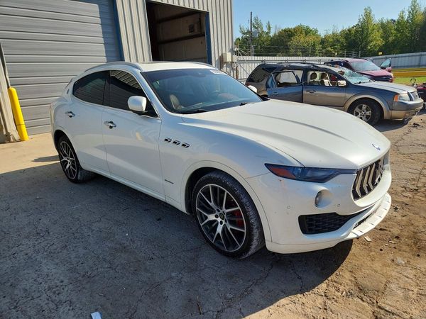2018 MASERATI LEVANTE — Passenger 3/4