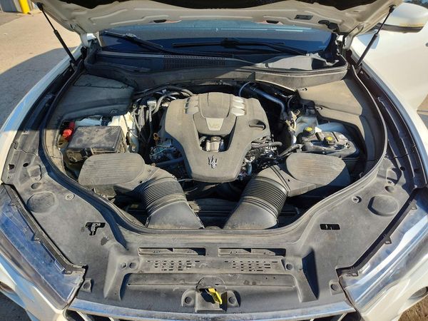 2018 MASERATI LEVANTE — Engine bay