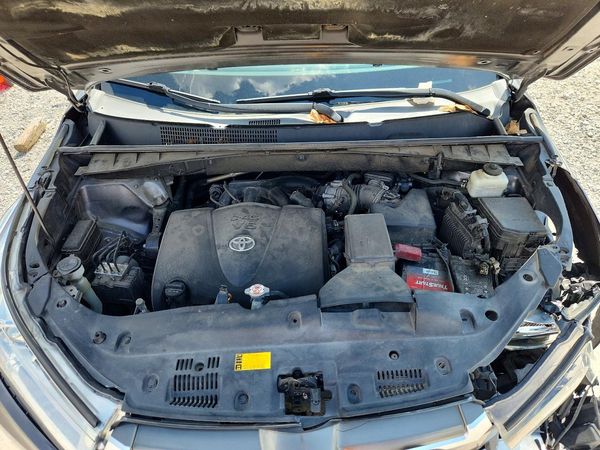 2019 TOYOTA HIGHLANDER — Engine bay