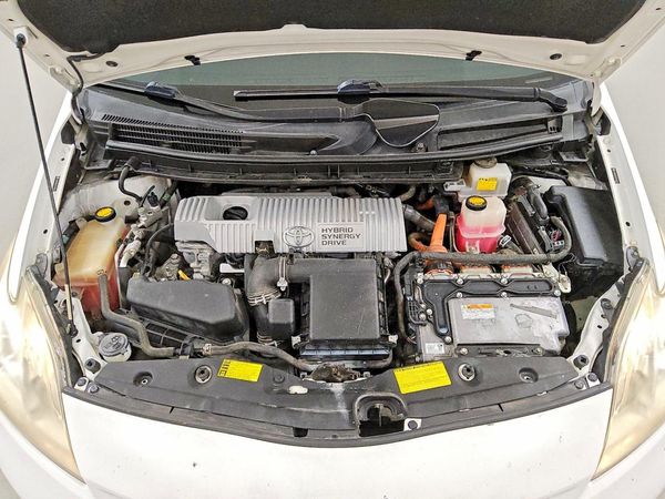2012 TOYOTA PRIUS — Engine bay