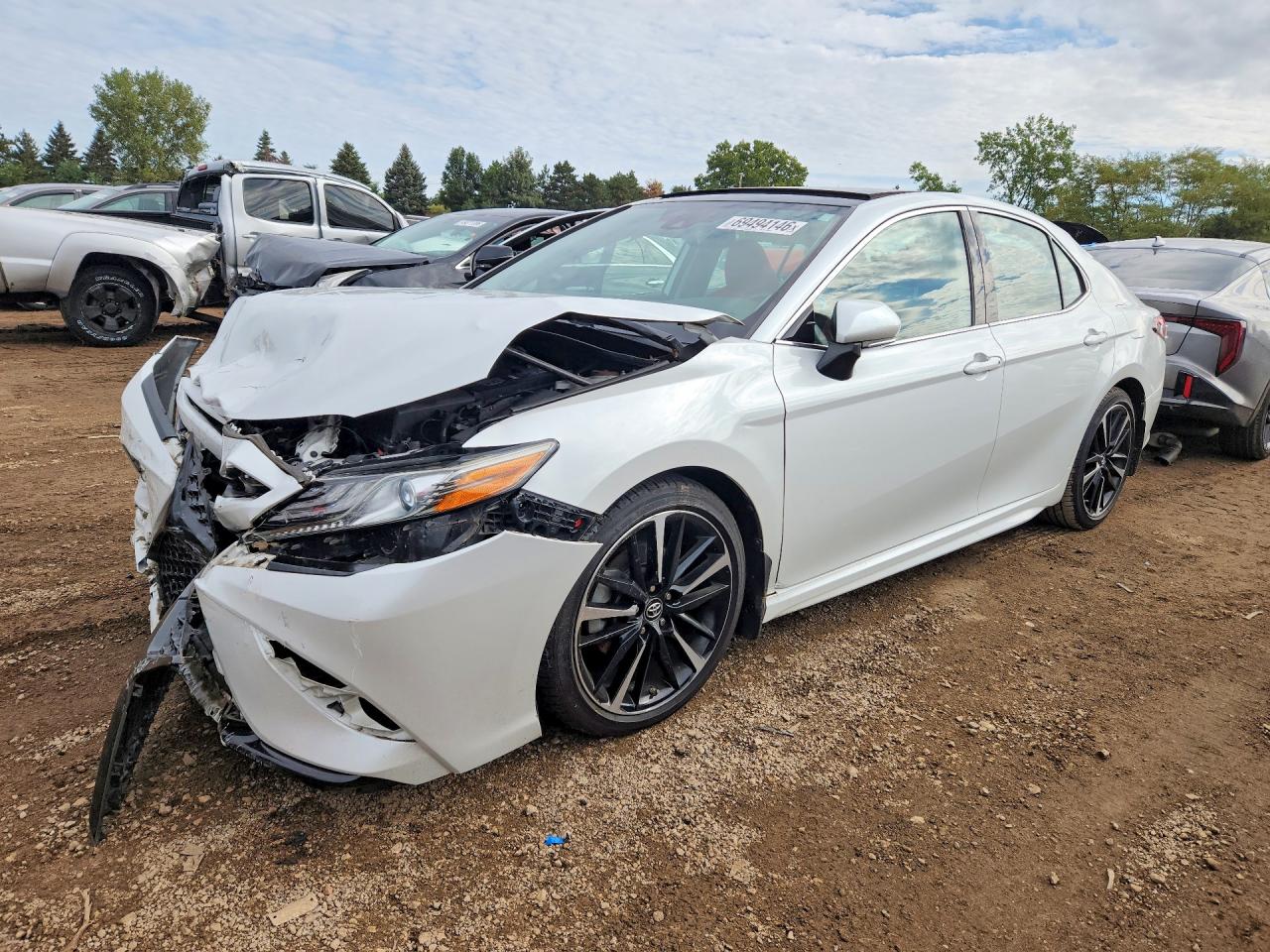 2019 TOYOTA CAMRY XLE/XSE — Front 3/4
