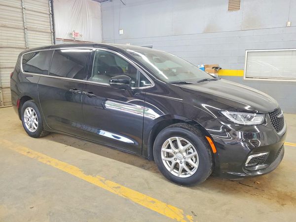 2025 CHRYSLER PACIFICA — Passenger 3/4