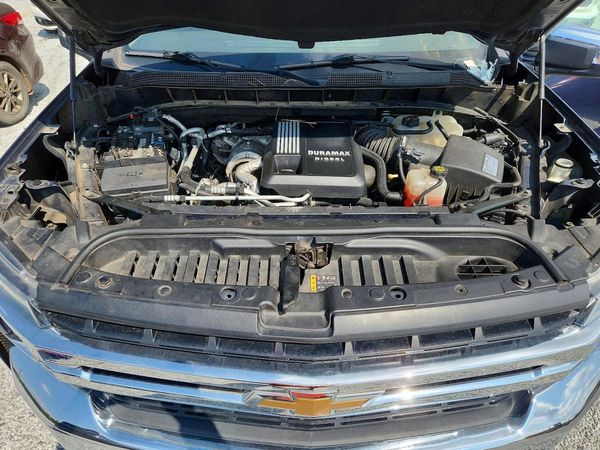 2021 CHEVROLET SILVERADO LT — Engine bay