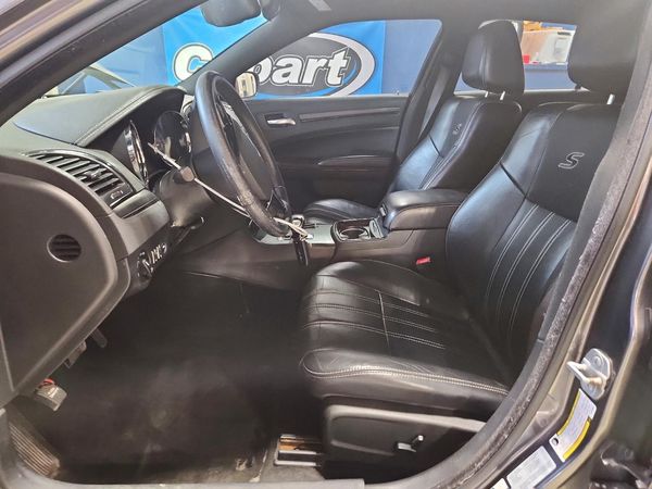 2014 CHRYSLER 300 — DENT