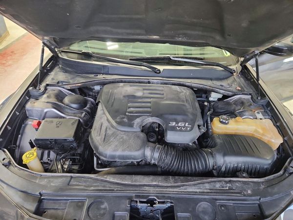 2014 CHRYSLER 300 — Engine bay