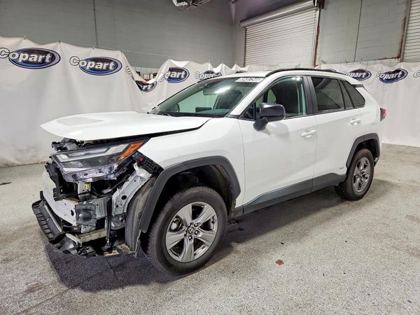 2025 TOYOTA RAV4 LE — Front 3/4