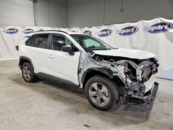 2025 TOYOTA RAV4 LE — Passenger 3/4