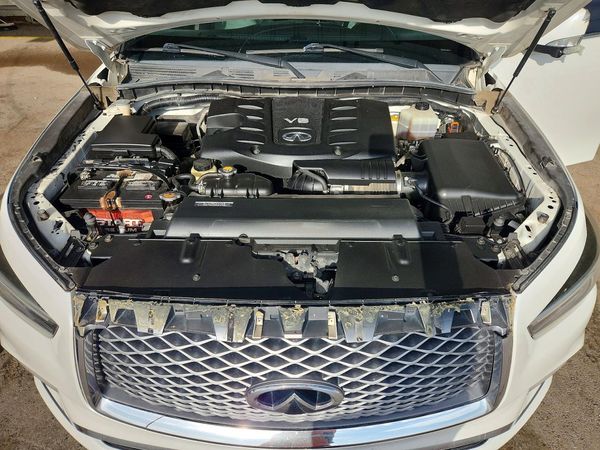 2018 INFINITI QX80 — Engine bay