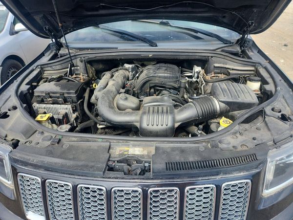 2014 JEEP CHEROKEE Limited — Engine bay