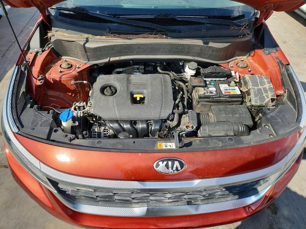 2021 KIA SELTOS S — Engine bay