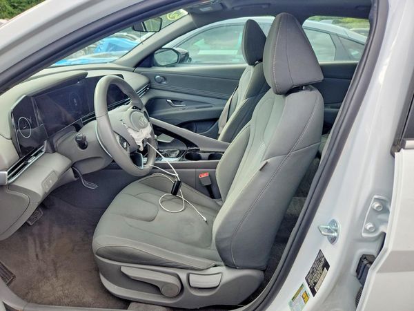 2025 HYUNDAI ELANTRA SEL Convenience — DENT