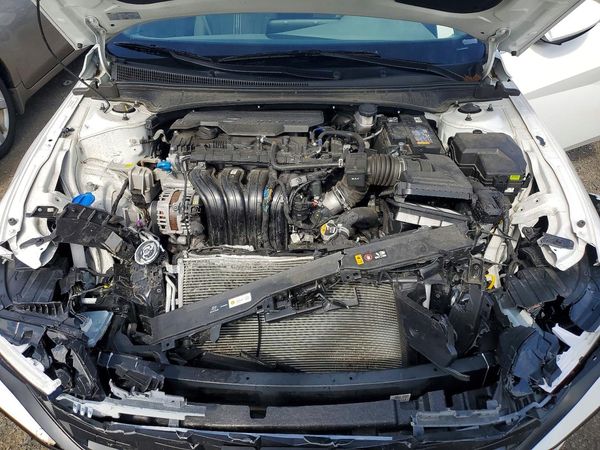 2025 HYUNDAI ELANTRA SEL Convenience — Engine bay