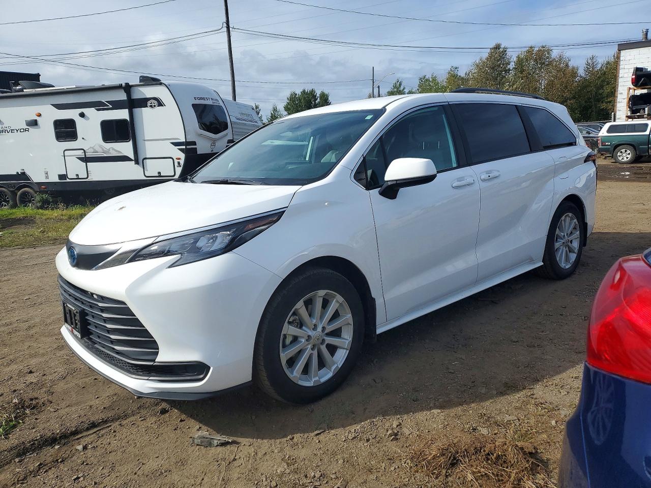2025 TOYOTA SIENNA — Front 3/4