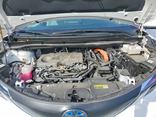 2025 TOYOTA SIENNA — Engine bay