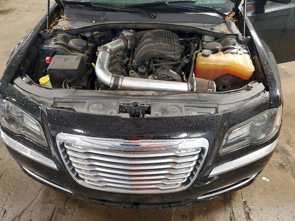 2014 CHRYSLER 300 — Engine bay