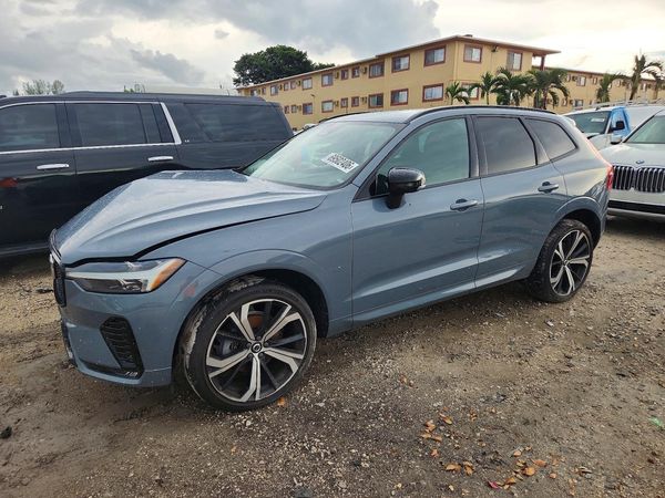2022 VOLVO XC60 R-Design — Front 3/4