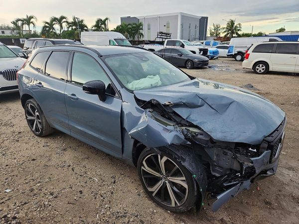 2022 VOLVO XC60 R-Design — Passenger 3/4