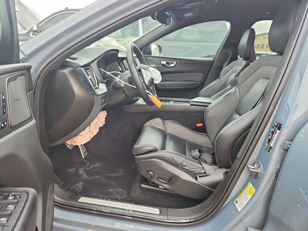 2022 VOLVO XC60 R-Design — DENT