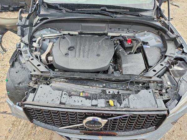 2022 VOLVO XC60 R-Design — Engine bay