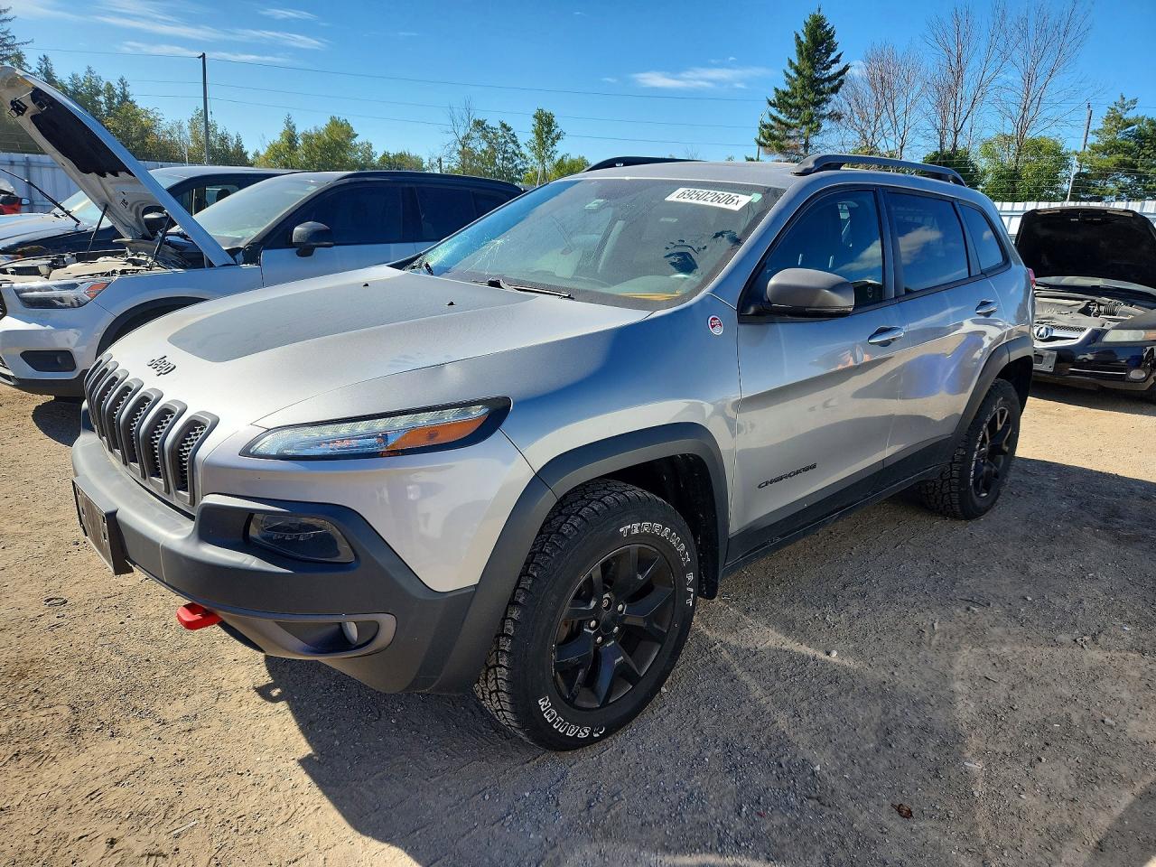 2016 JEEP CHEROKEE TRAILHAWK 4X4 — Front 3/4
