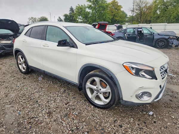 2018 MERCEDES-BENZ GLA-CLASS GLA250 — Passenger 3/4