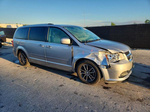 2017 DODGE GRAND CARAVAN SXT — Passenger 3/4