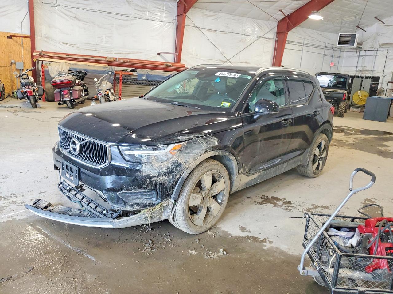 2019 VOLVO XC40 — Front 3/4