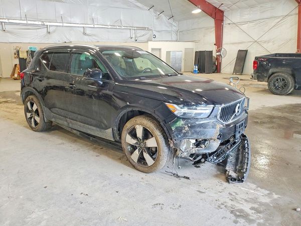 2019 VOLVO XC40 — Passenger 3/4