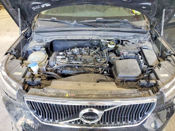2019 VOLVO XC40 — Engine bay
