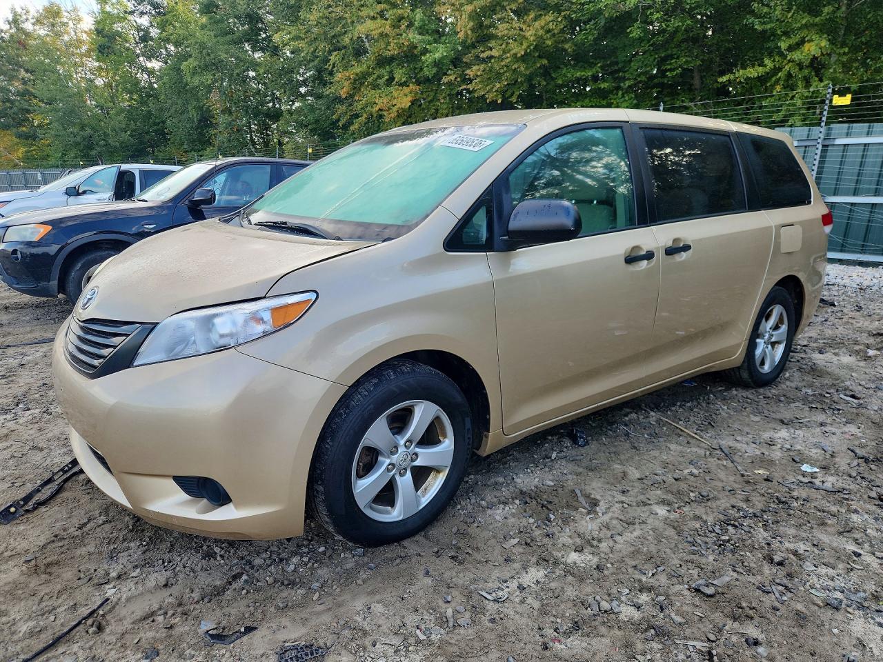 2012 TOYOTA SIENNA — Front 3/4