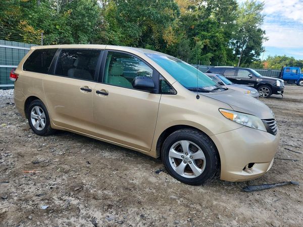 2012 TOYOTA SIENNA — Passenger 3/4